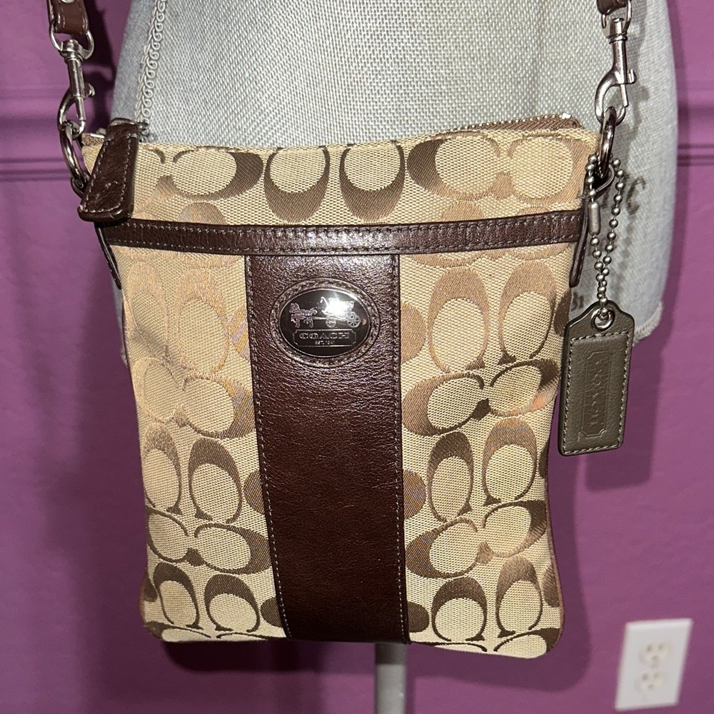Coach Signature Crossbody Bag includes COA - Picture 2 of 11